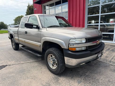 Used 2002 Chevrolet Silverado 2500 LT AWD/4WD image 2