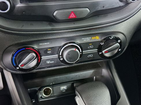 Used 2025 Kia Soul LX w/ LX Technology Package FWD image 23