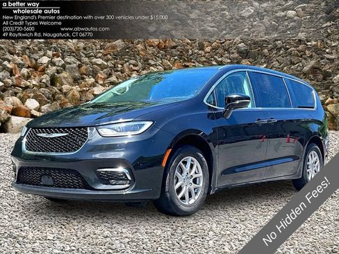 Used 2024 Chrysler Pacifica Touring-L FWD image 1