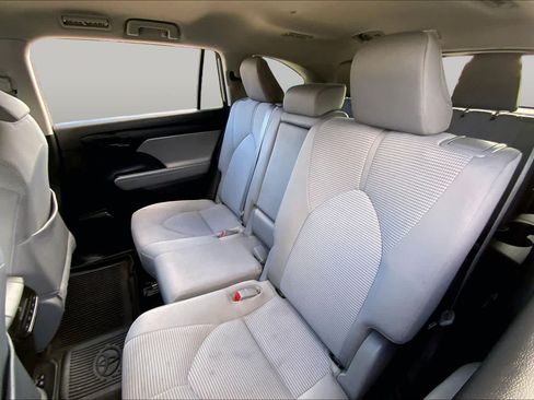 Used 2022 Toyota Highlander L FWD image 19