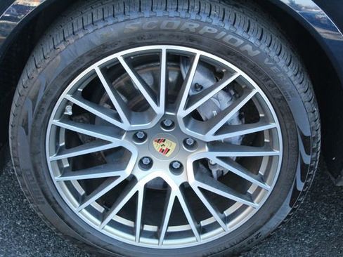 Certified 2023 Porsche Cayenne Platinum Edition w/ Assistance Package image 15