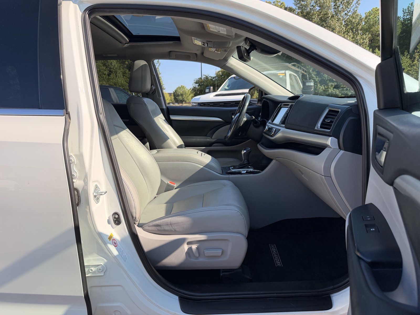 Used 2019 Toyota Highlander XLE FWD image 34