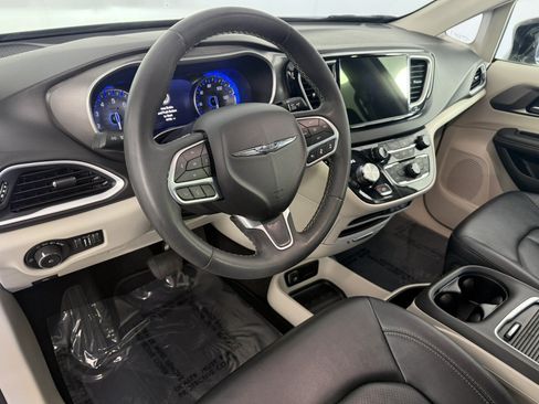 Used 2024 Chrysler Pacifica Touring-L FWD image 17
