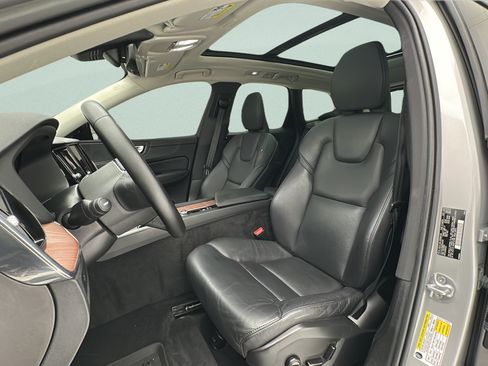 Used 2023 Volvo XC60 B5 Plus AWD/4WD image 13