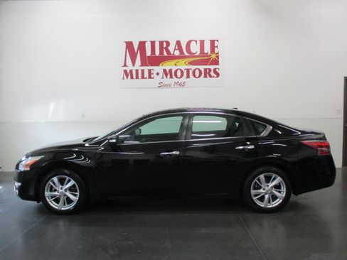 Used 2015 Nissan Altima 2.5 SL w/ Technology Package FWD image 2
