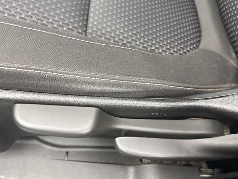 Used 2022 GMC Acadia SLE image 16