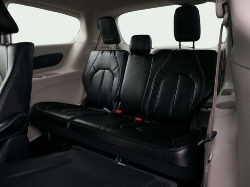 Used 2023 Chrysler Pacifica Touring-L FWD image 20