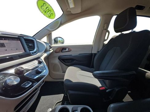 Used 2023 Chrysler Voyager LX FWD image 11