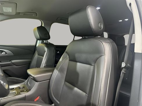 Used 2018 Chevrolet Traverse Premier w/ Driver Confidence II Package FWD image 14