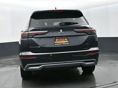 Used 2025 Mitsubishi Outlander SE image 8