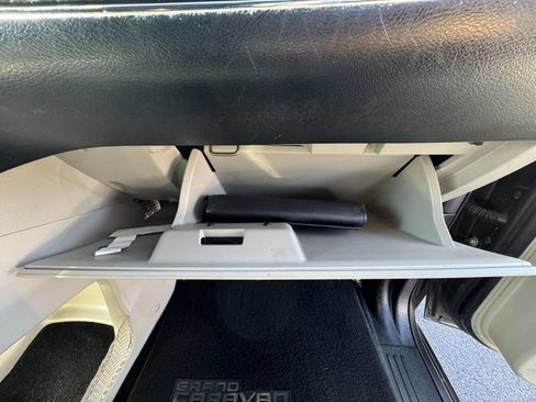 Used 2017 Dodge Grand Caravan SXT image 38