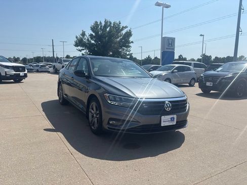 Used 2021 Volkswagen Jetta R-Line FWD image 3