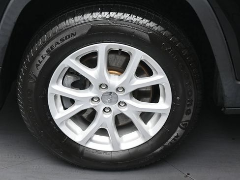 Used 2018 Jeep Cherokee Latitude w/ Safety Group AWD/4WD image 35