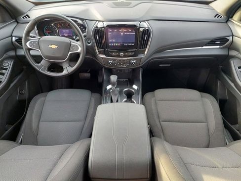 Used 2023 Chevrolet Traverse LT image 3