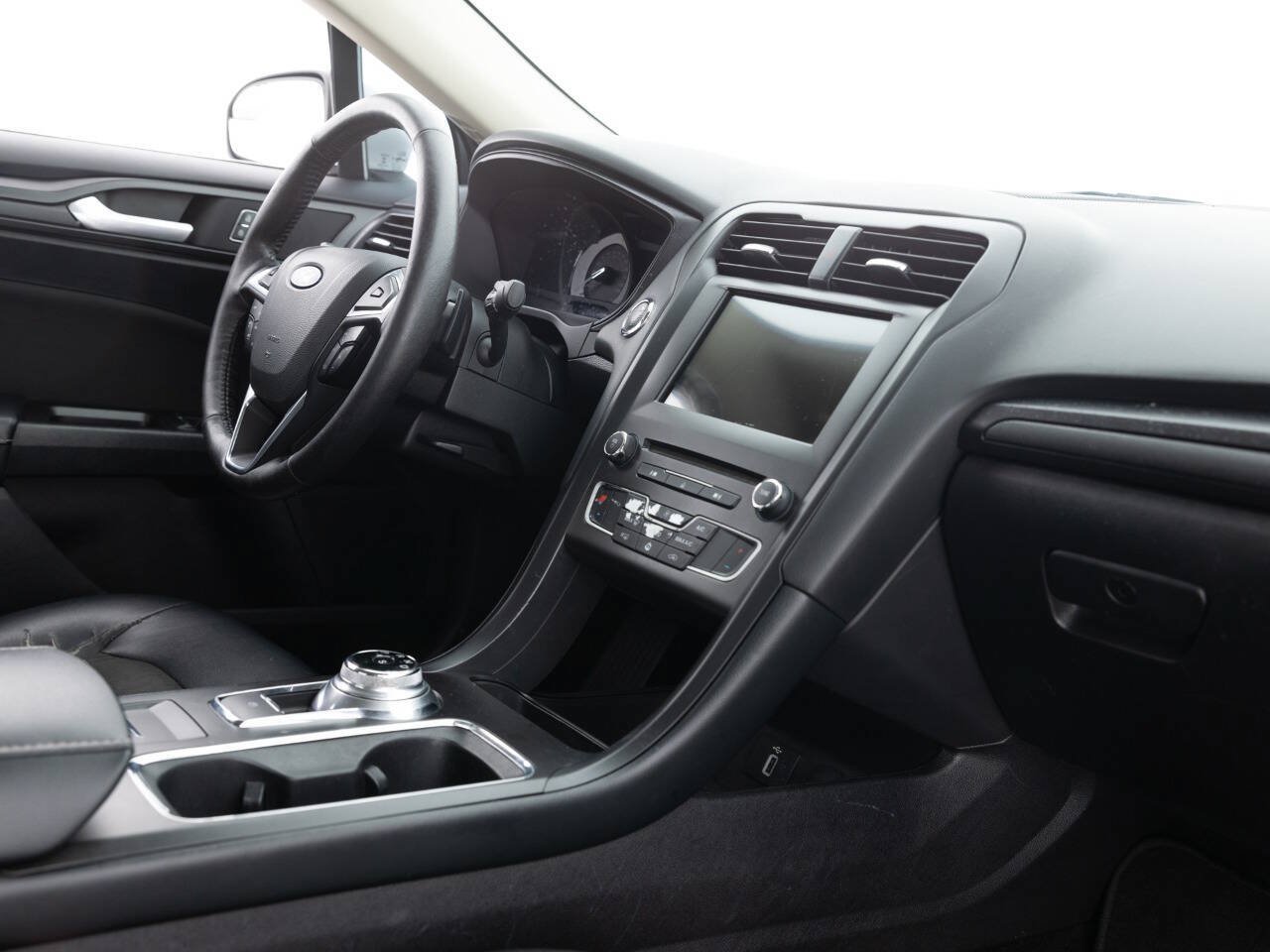 Used 2018 Ford Fusion SE w/ Equipment Group 201A FWD image 27