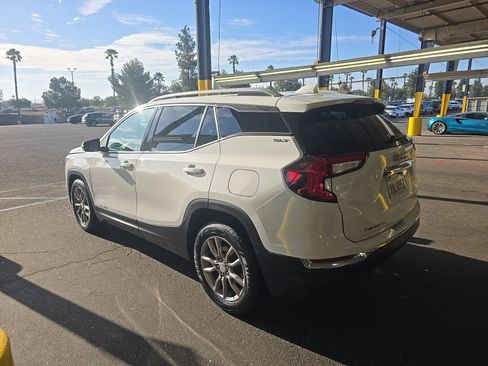 Used 2022 GMC Terrain SLT w/ Infotainment Package II FWD image 7