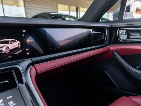 Used 2024 Porsche Panamera 4 image 32