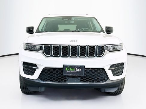 Used 2023 Jeep Grand Cherokee Laredo w/ Luxury Tech Group I AWD/4WD image 2