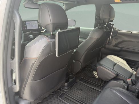 Certified 2023 Toyota Sienna XSE FWD image 27