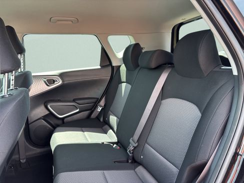 Used 2025 Kia Soul LX w/ LX Technology Package FWD image 15