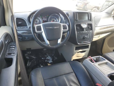 Used 2016 Chrysler Town & Country Touring image 10