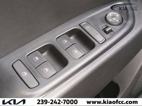 Used 2022 Hyundai Venue Limited image 23