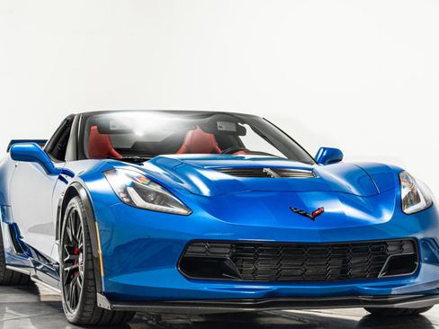 Used 2015 Chevrolet Corvette Z06 w/ 3LZ Preferred Equipment Group image 3