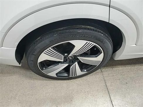 Used 2021 Audi e-tron Prestige w/ Prestige Package AWD/4WD image 17