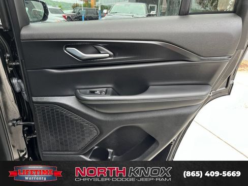 Used 2025 Jeep Grand Cherokee Altitude AWD/4WD image 14