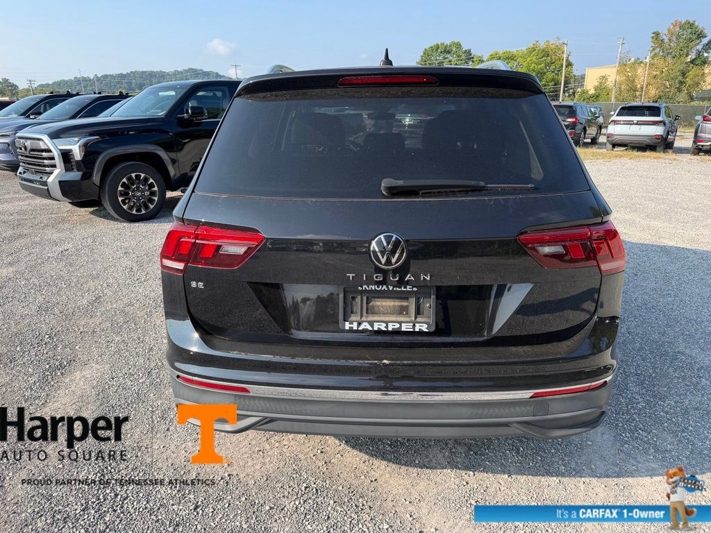 Used 2024 Volkswagen Tiguan SE w/ Panoramic Sunroof Package FWD image 3