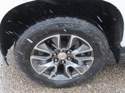 Used 2024 Chevrolet Silverado 1500 LT AWD/4WD image 18