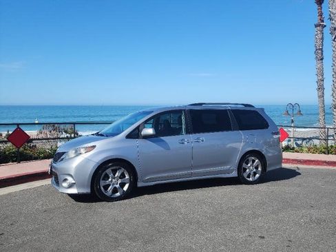 Used 2013 Toyota Sienna SE FWD image 1