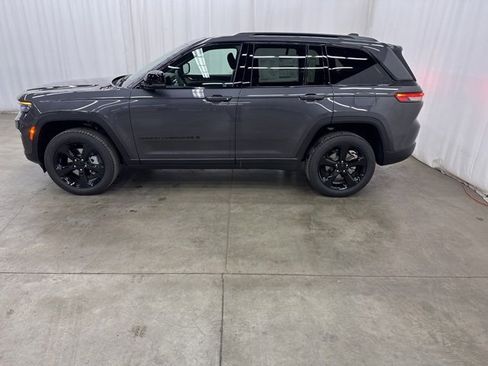 New 2025 Jeep Grand Cherokee Limited w/ Black Appearance Package image 33