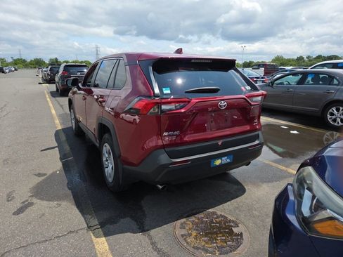 Used 2022 Toyota RAV4 LE AWD/4WD image 4