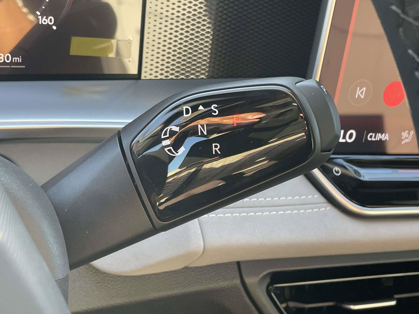 New 2026 Volkswagen Tiguan SE R-Line FWD image 22