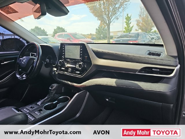 Used 2022 Toyota Highlander XLE AWD/4WD image 20