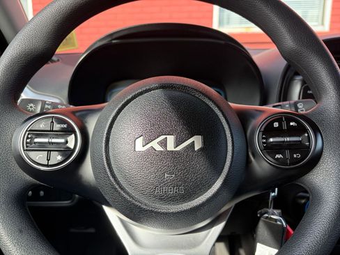 Used 2025 Kia Soul LX w/ LX Technology Package FWD image 25