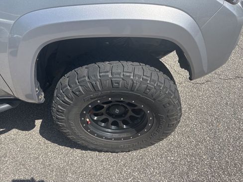 Used 2017 Toyota Tacoma TRD Sport w/ Premium & Technology Package image 5