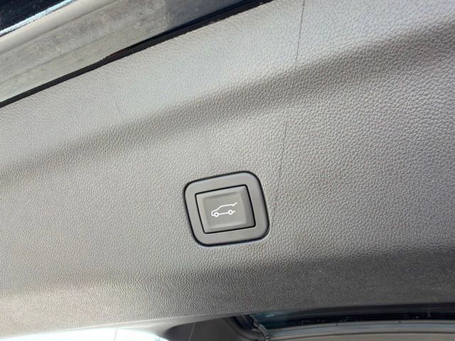 Used 2025 GMC Yukon Denali Ultimate AWD/4WD image 33