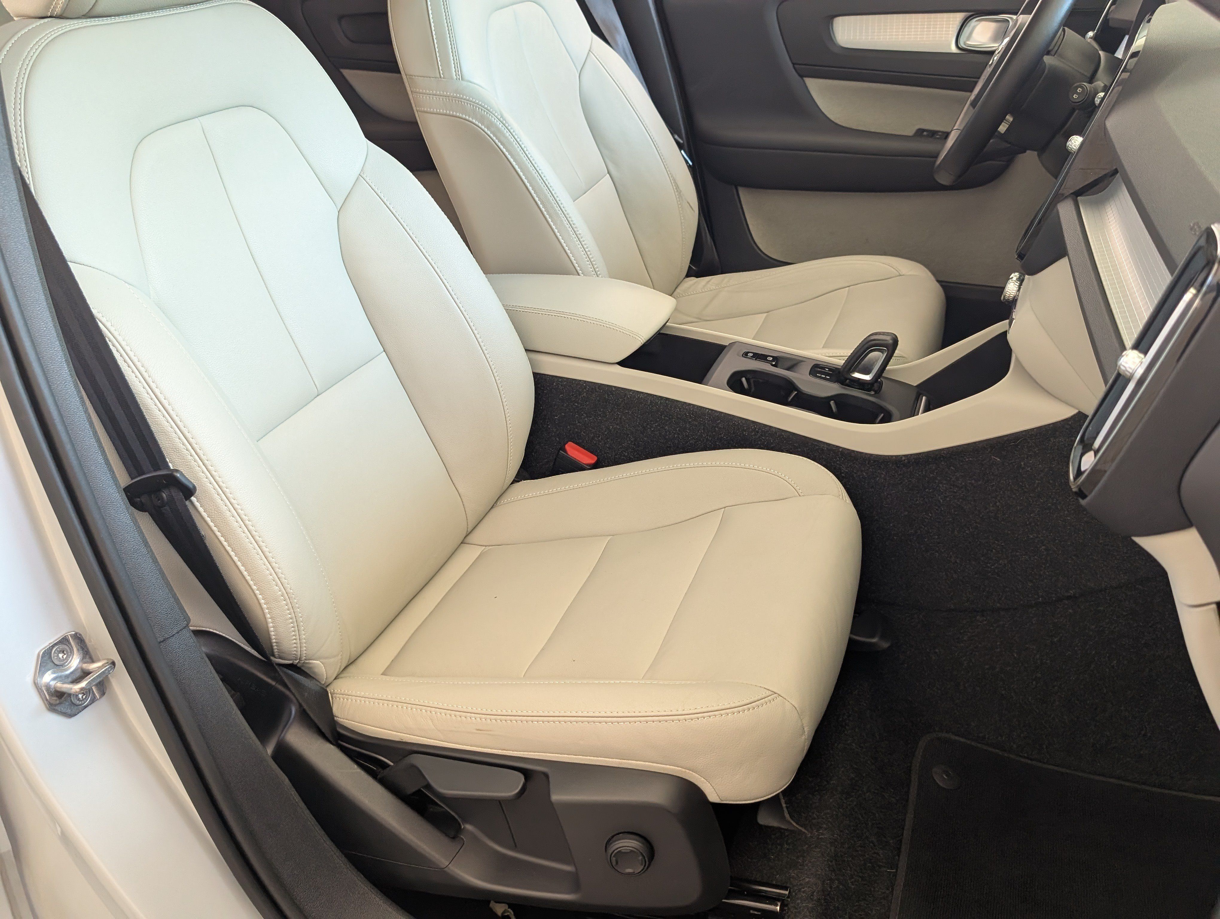 Used 2021 Volvo XC40 T4 Momentum FWD image 21