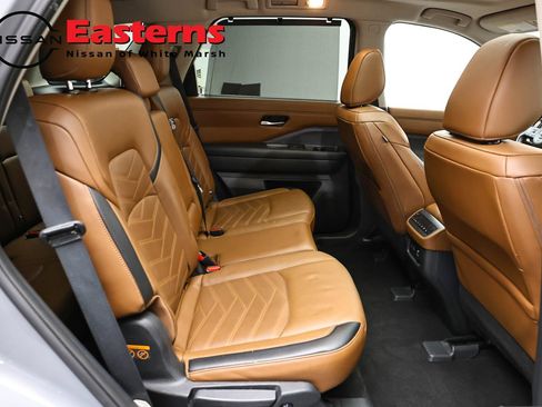 Used 2024 Nissan Pathfinder Platinum w/ Black Appearance Package AWD/4WD image 25