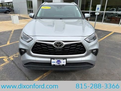 Used 2023 Toyota Highlander XLE AWD/4WD image 2