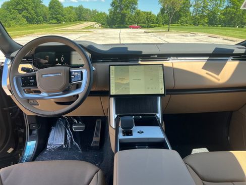 New 2026 Land Rover Range Rover Long Wheelbase SE AWD/4WD image 12