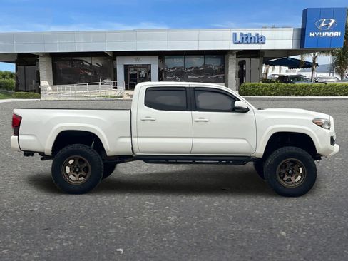 Used 2018 Toyota Tacoma TRD Sport w/ Technology Package image 8