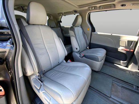 Used 2011 Toyota Sienna Limited w/ Premium Pkg FWD image 18