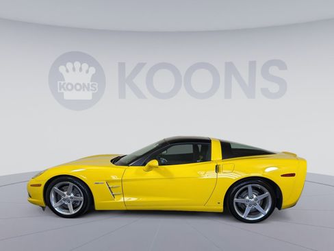 Used 2006 Chevrolet Corvette Coupe w/ Performance Package RWD image 2