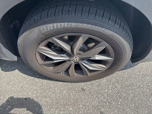 Used 2023 Volkswagen Tiguan SE w/ Panoramic Sunroof Package image 6