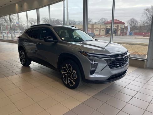 Used 2024 Chevrolet Trax RS w/ Sunroof Package image 2