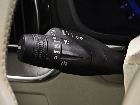 Used 2023 Volvo XC60 B5 Plus image 15