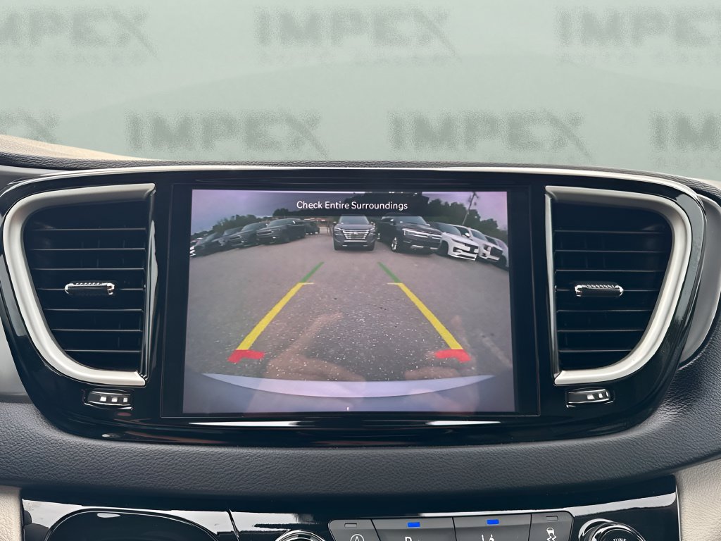 Used 2024 Chrysler Pacifica Touring-L FWD image 20